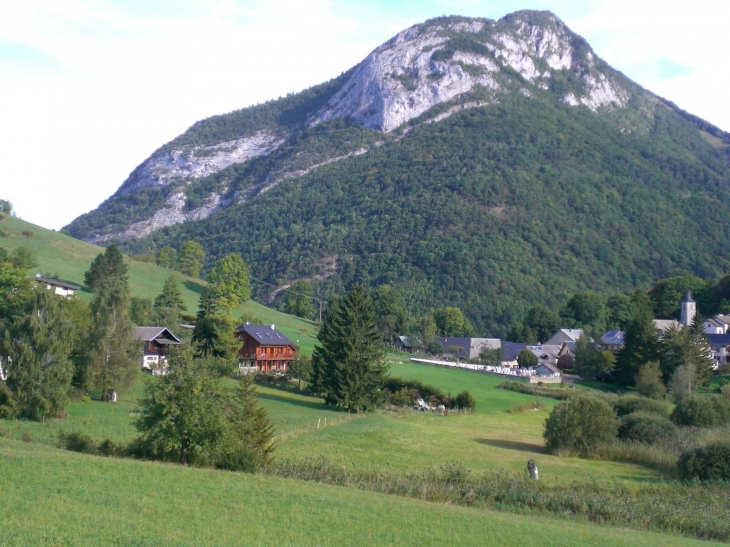 Le village sous la pointe de Gallopaz - La Thuile