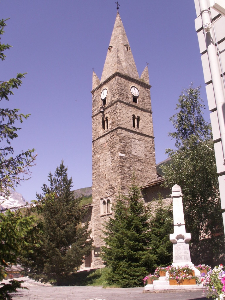 Lanslebourg Mont-Cenis, une des deux églises et le monument aux morts - Lanslebourg-Mont-Cenis