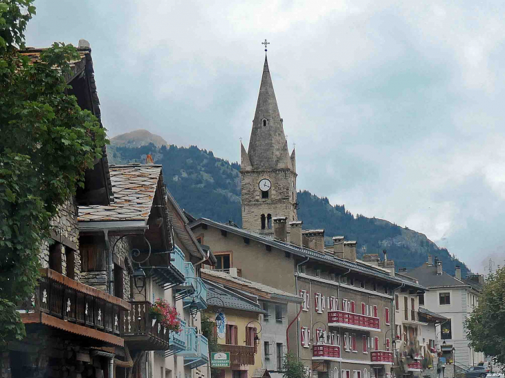 Dans la ville :l'ancienne église , musée du baroque - Lanslebourg-Mont-Cenis