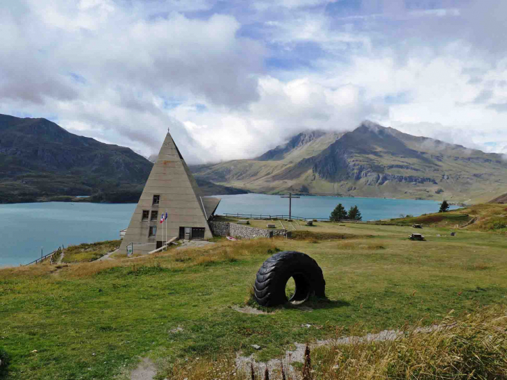 Au Mont Cenis : la Pyramide  chapelle de l'Assomption - Lanslebourg-Mont-Cenis