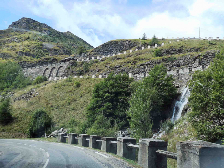 Descente du col du Mont Cenis vers la frontière italienne - Lanslebourg-Mont-Cenis