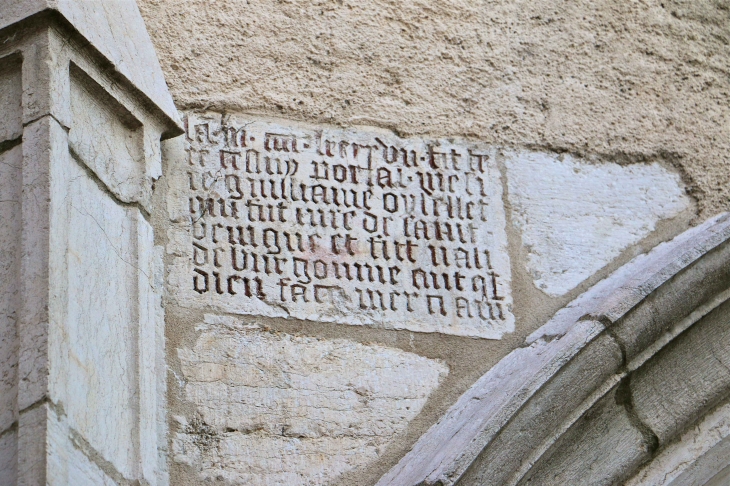 Cartouche gravé-au-dessus-du-portail-de-l-eglise-des-carmes - Le Pont-de-Beauvoisin