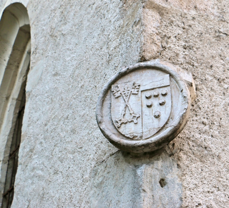 Blason gravé à l'angle nord-ouest de l'église des Carmes. - Le Pont-de-Beauvoisin