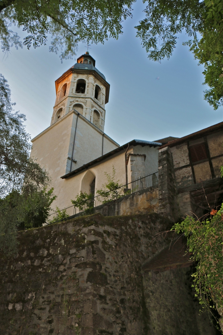 Depuis le pasage des Carmes, l'église des Carmes. - Le Pont-de-Beauvoisin