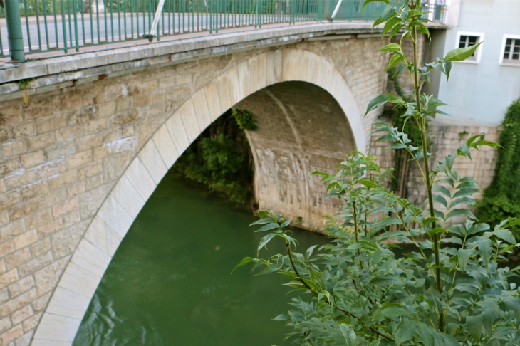 Le pont François 1er sur le Guiers. - Le Pont-de-Beauvoisin