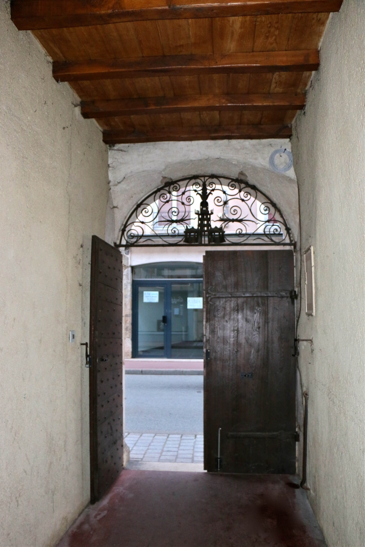 Couloir venant des jardins et de la salle capitulaire, couvent des Carmes. - Le Pont-de-Beauvoisin