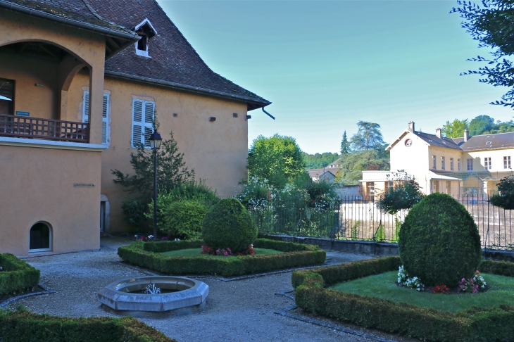 Jardin de la salle Capitulaire. - Le Pont-de-Beauvoisin