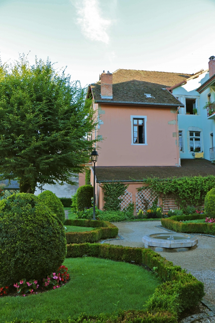 Jardin de la salle Capitulaire. - Le Pont-de-Beauvoisin