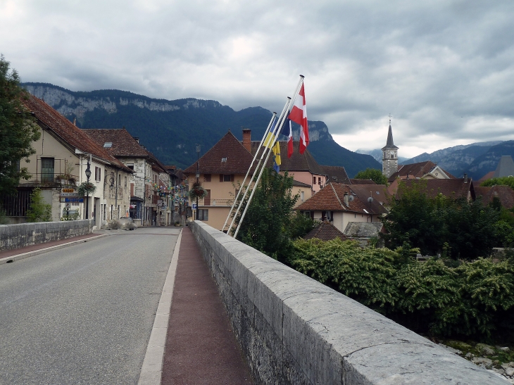 Le village vu du pont sur le Guiers - Les Échelles