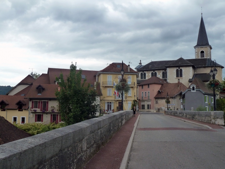 Le village vu du pont sur le Guiers - Les Échelles