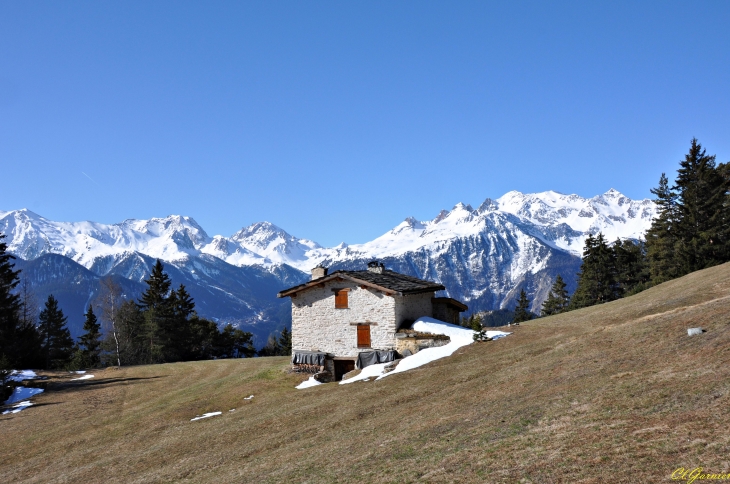 Pierre Brune - L'Orgère - En arriere plan le Massif du Thabor - Modane