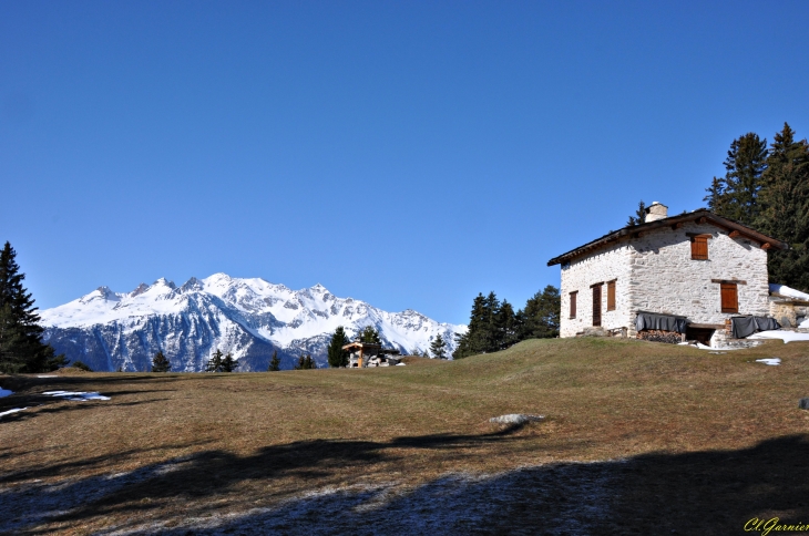 Pierre Brune - L'Orgère - En arriere plan le Massif du Thabor - Modane