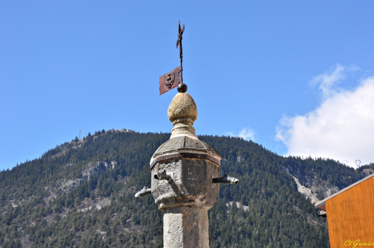 Fontaine en granit 1522 - Modane