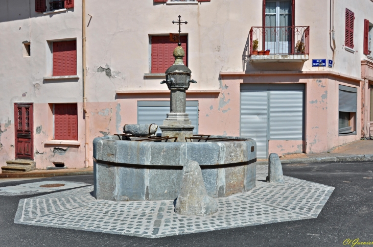 Fontaine en granit 1522 - Modane