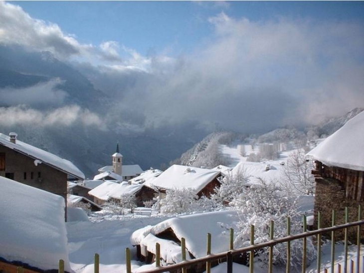 Le village de Montgirod et la vallée de la tarentaise