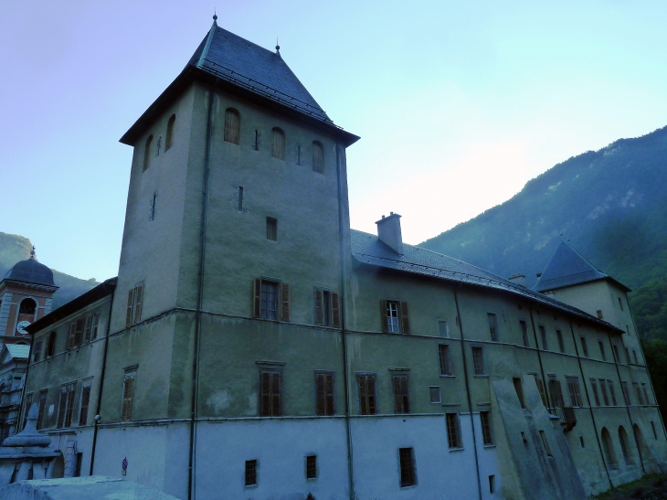 Le château vu du pont - Moûtiers