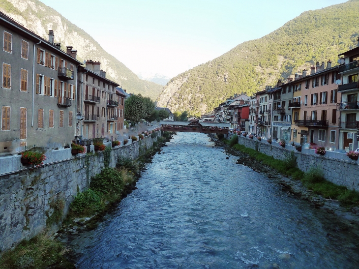 Les berges de l'Isère vues du pont - Moûtiers