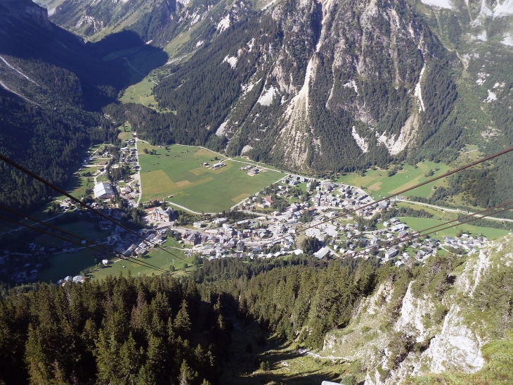 Le village vu de l'arrivée du téléphérique - Pralognan-la-Vanoise