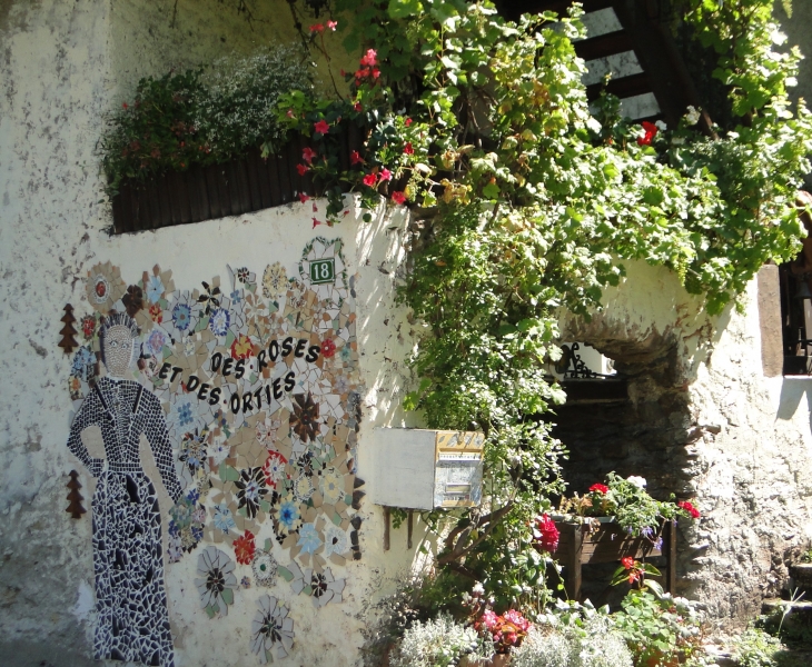 Mosaïque de façade ,en cours de réalisation au Bouchet, hameau d'artistes - Randens