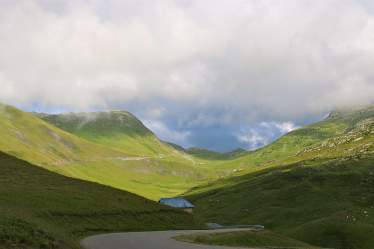 Du Col du Glandon, vue sur le Col de la Croix de Fer. - Saint-Colomban-des-Villards