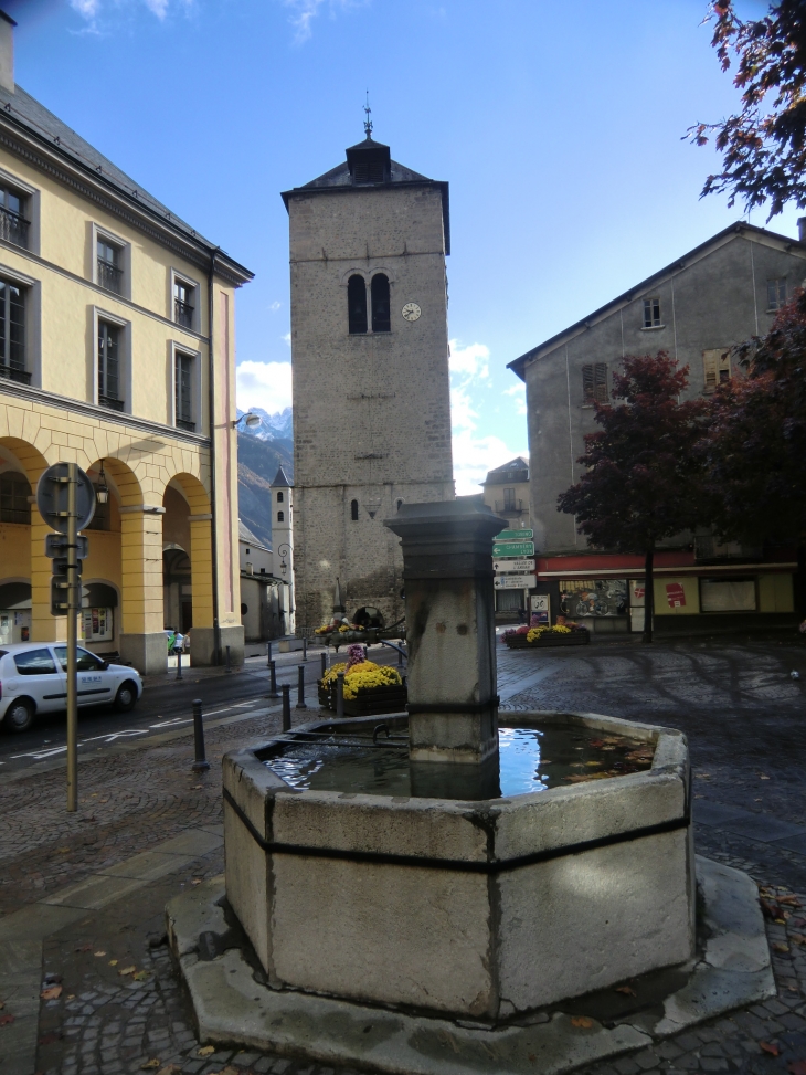 Fontaine devant le clocher - Saint-Jean-de-Maurienne