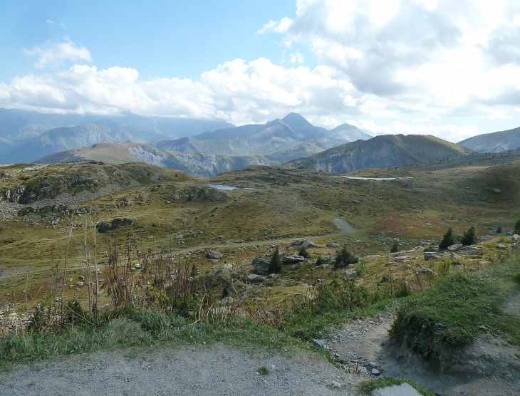 Col de la croix de fer : vue sur le Corbier  et le lac du Laitelet - Saint-Sorlin-d'Arves