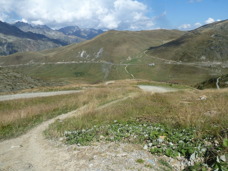 Col de la croix de fer : vue vers le col du Glandon - Saint-Sorlin-d'Arves