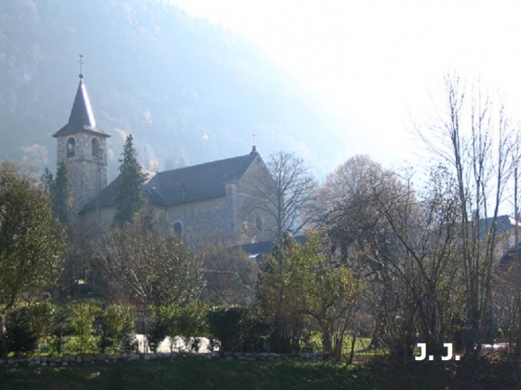 Eglise soleil levant - Saint-Thibaud-de-Couz