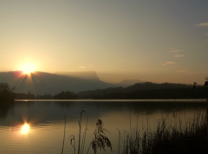 Coucher de soleil sur le Lac avec au loin le Granier - Sainte-Hélène-du-Lac