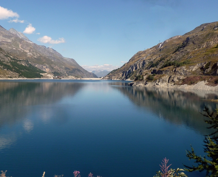 Le lac vers le barrage - Tignes