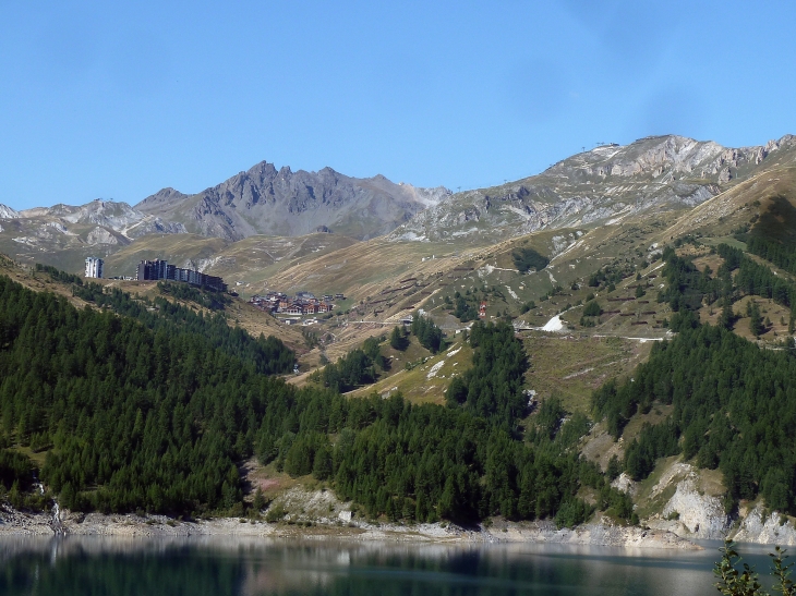 Vue sur le lac et la station - Tignes