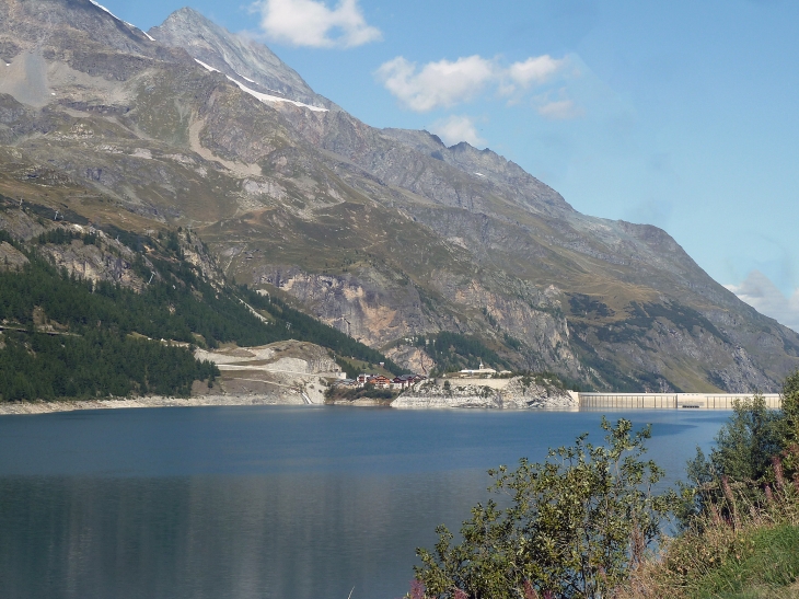 Vue sur le barrage et le village - Tignes