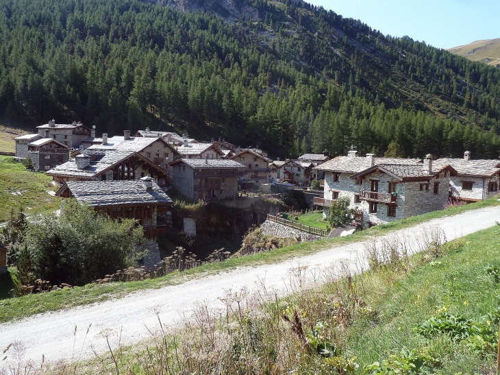 Hameau du FORNET vu de la route - Val-d'Isère