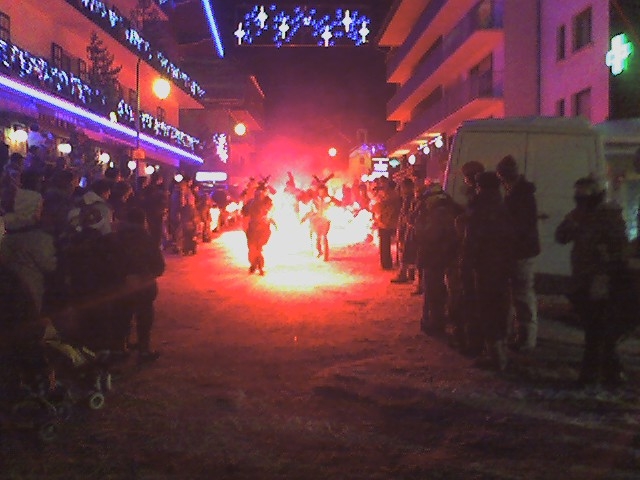 Arrivée à Valloire de la descenteaux flambeau des moniteurs à Noel