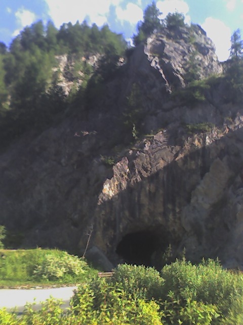 GROTTE A L ENTREE DE VALLOIRE