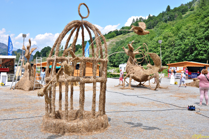 Sculptures sur paille et foin 2019 - Freedom - Lettonie - Valloire