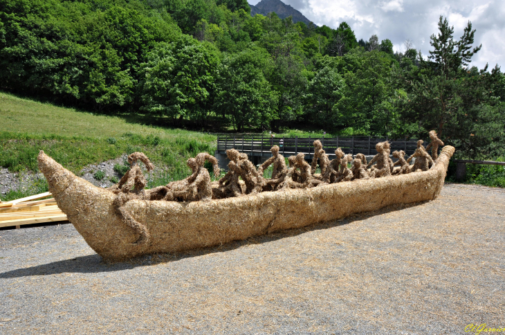 Sculptures sur paille et foin 2019 - La Pirogue d'Immigration - Togo - Valloire