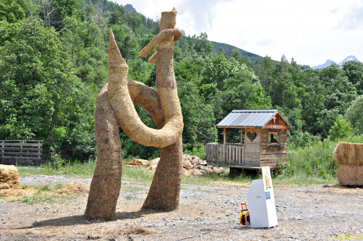 Sculptures sur paille et foin 2019 - Le Langage de l'Aube - France - Valloire