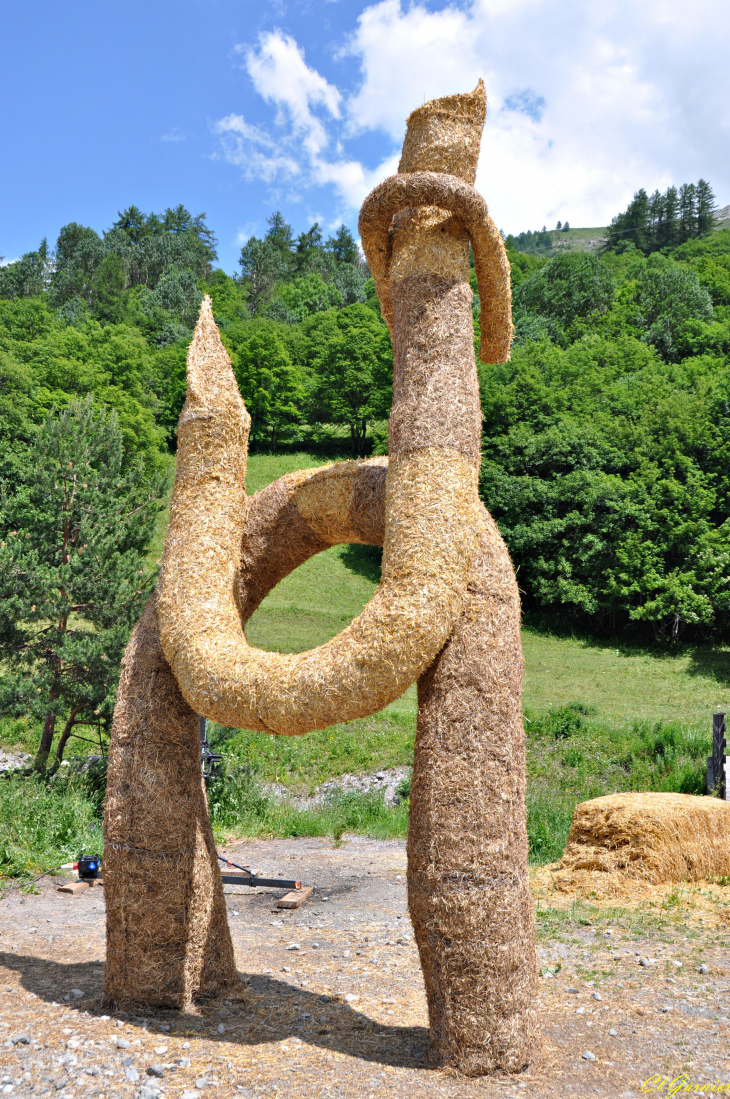 Sculptures sur paille et foin 2019 - Le Langage de l'Aube - France - Valloire