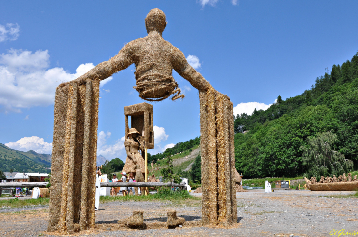 Sculptures sur paille et foin 2019 - The Power of the Subconscious - Russie - Valloire