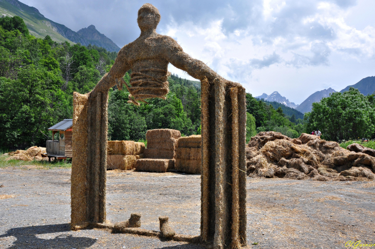 Sculptures sur paille et foin 2019 - The Power of the Subconscious - Russie - Valloire