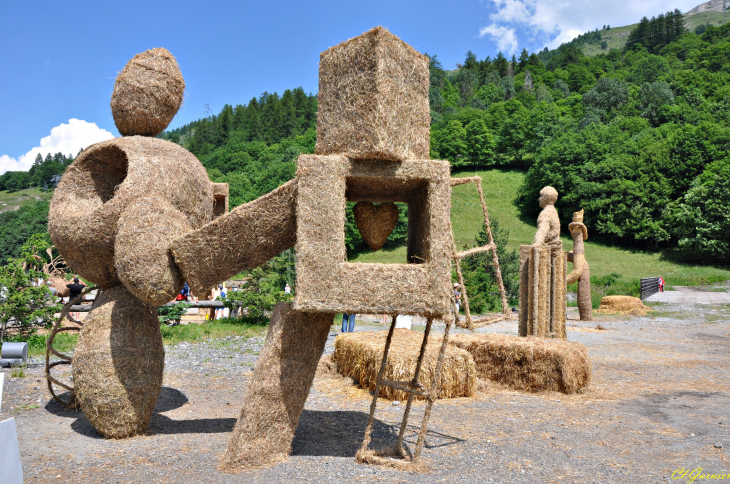 Sculptures sur paille et foin 2019 - Opposite Attract - Ukraine - Valloire