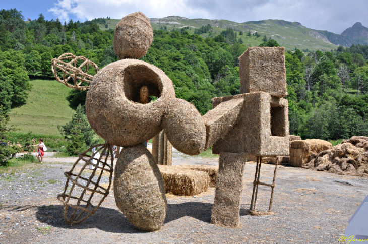 Sculptures sur paille et foin 2019 - Opposite Attract - Ukraine - Valloire