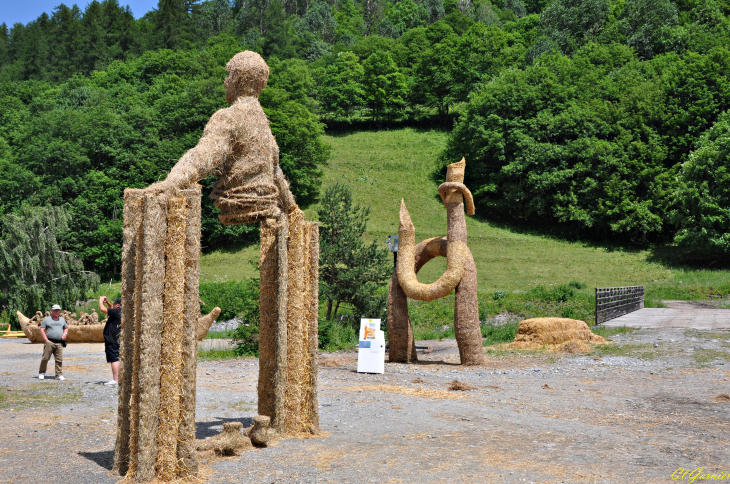 Sculptures sur paille et foin 2019 - The Power of the Subconscious - Russie - Valloire