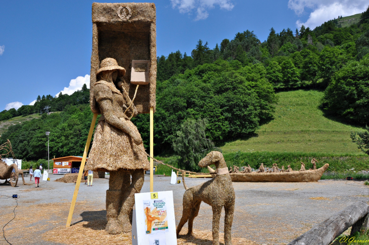 Sculptures sur paille et foin 2019 - Talk Talk Talk - Lettonie - Valloire