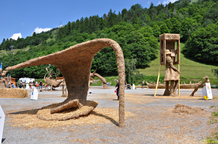 Sculptures sur paille et foin 2019 - Virgule - France - Valloire