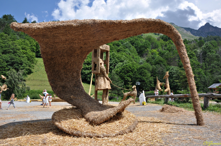 Sculptures sur paille et foin 2019 - Virgule - France - Valloire