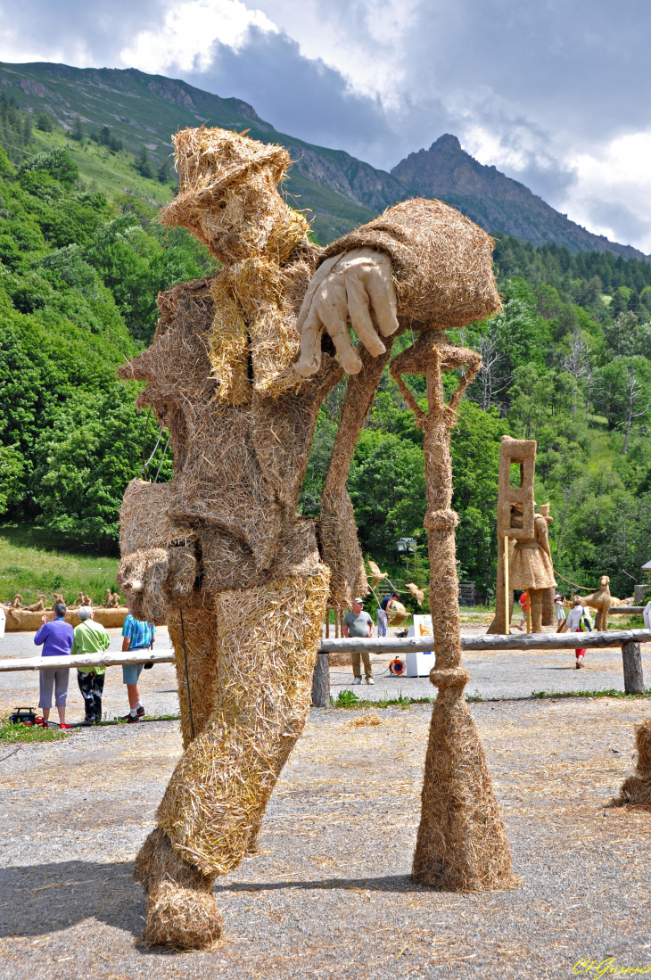 Sculptures sur paille et foin 2019 - Tanguero - France - Valloire