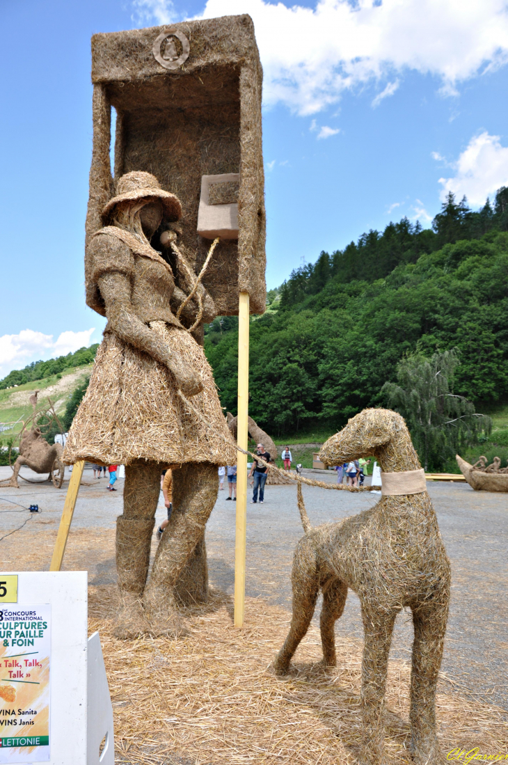 Sculptures sur paille et foin 2019 - Talk Talk Talk - Lettonie - Valloire