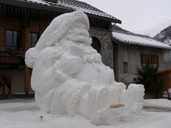 Scupture traditionnel de Noel 2010 Place de l - Valloire